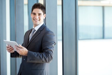 tablet bilgisayar Office ile mutlu genç işadamı