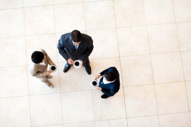 Grup co-işçi iş yerinde kahve molası