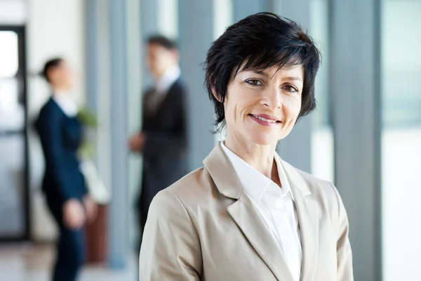 Retrato moderno de mujer de negocios de mediana edad —  Fotos de Stock