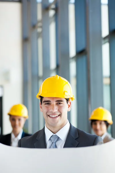 Moderno joven arquitecto masculino y compañeros de trabajo en el cargo —  Fotos de Stock