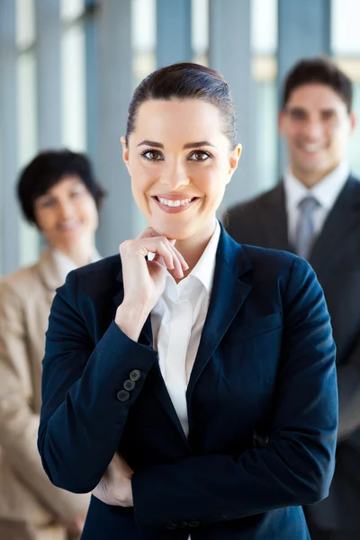 Bela jovem empresária e equipe retrato — Fotografia de Stock