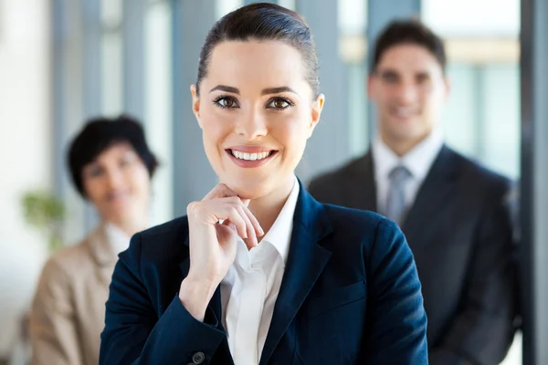 Aantrekkelijke jonge zakenvrouw en collega 's — Stockfoto