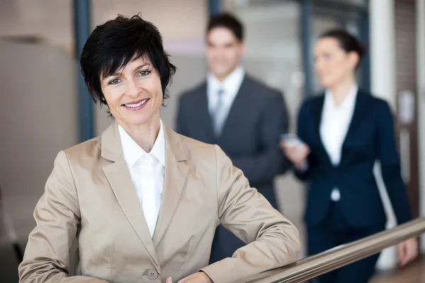 Portrait de femme d'affaires d'âge moyen en dehors du bureau — Photo