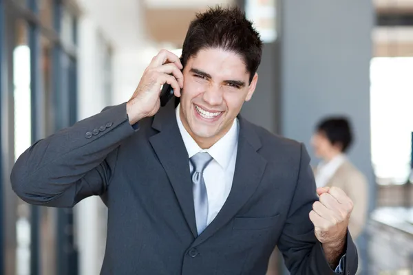 Jovem empresário falando no celular — Fotografia de Stock