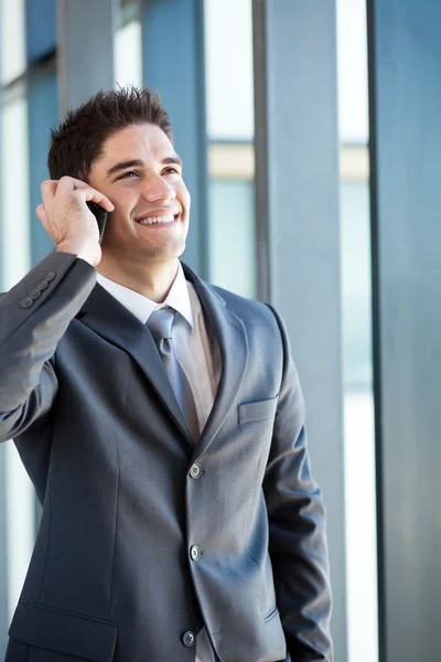 Jovem empresário feliz falando no telefone móvel — Fotografia de Stock