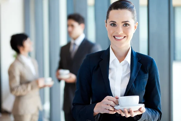 Jonge zakenvrouw koffiepauze gelet op het werk — Stockfoto