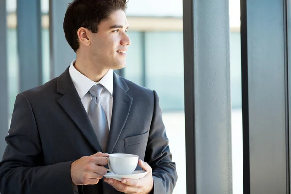 Jonge zakenman koffiepauze gelet op het werk — Stockfoto