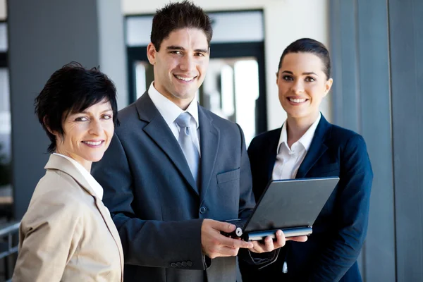 Groupe d'homme d'affaires et portrait de femme d'affaires avec ordinateur portable — Photo