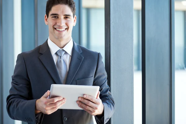 Jeune homme d'affaires avec tablette informatique au bureau — Photo