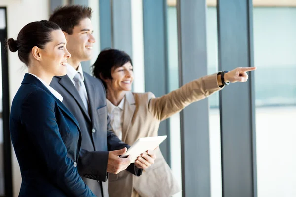 Empresário e empresária com computador tablet — Fotografia de Stock