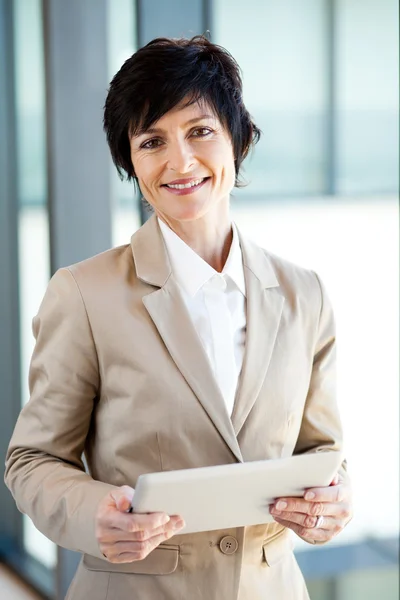 Mulher de negócios de meia idade elegante com computador tablet — Fotografia de Stock