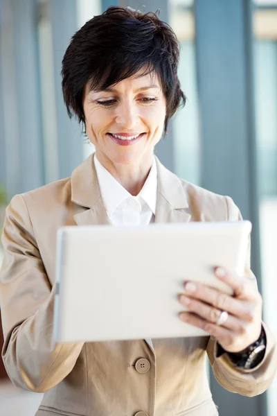 Inteligente mulher de negócios de meia idade usando computador tablet — Fotografia de Stock