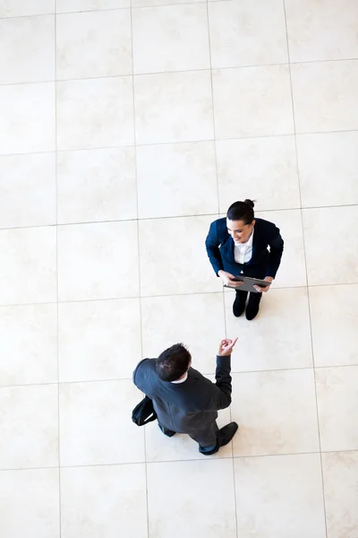Overhead view of businessman talking to businesswoman — Stock Photo, Image