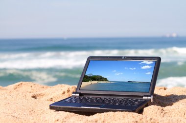 Sahil üstünde laptop