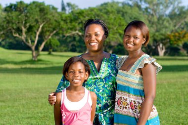mutlu Afrika kökenli Amerikalı anne ve kızları portre açık havada