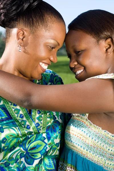 Afrikalı anne ve kız açık havada sarılma — Stok fotoğraf