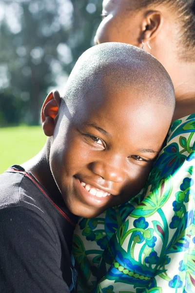 Lindo africano americano chico abrazando madre — Foto de Stock