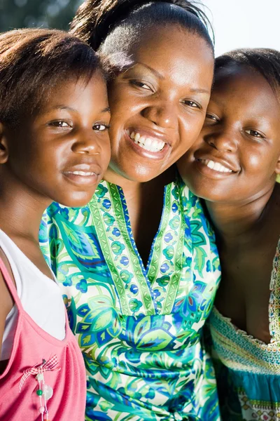 Gelukkig Afro-Amerikaanse moeder en dochters close-up portret — Stockfoto