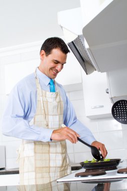 genç adam stir fry sebze mutfakta