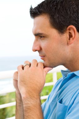 Düşünceli genç adam.