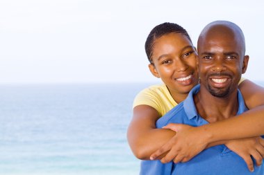 mutlu genç Afro-Amerikan çift omzunda