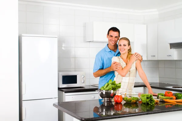 Junge Frau und Mann kochen in der Küche — Stockfoto