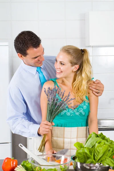 Feliz pareja joven cocinando en la cocina — Foto de Stock