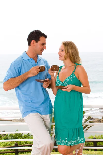 Pareja joven tomando café — Foto de Stock