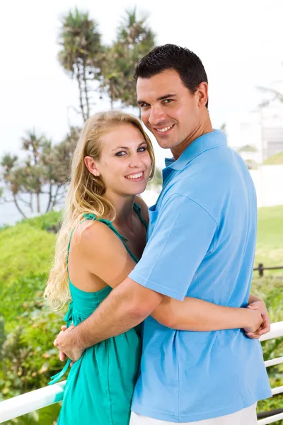 Schönes junges Paar umarmt — Stockfoto