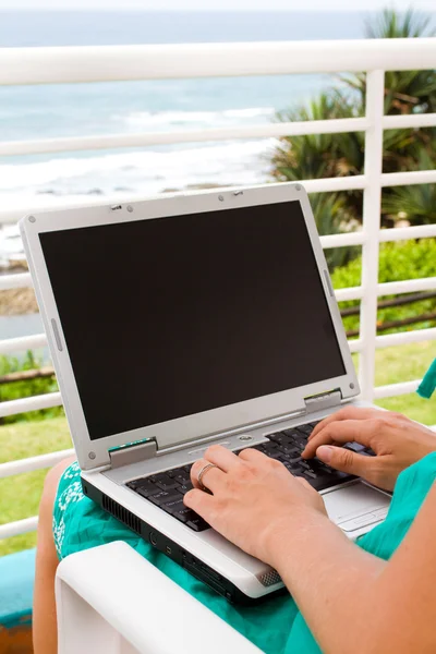 Jovem mulher usando laptop na varanda — Fotografia de Stock