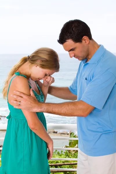 Joven hombre reconfortante llorando mujer — Foto de Stock