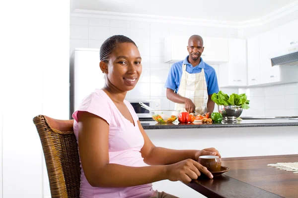 Joven afroamericana esposa relajante en casa —  Fotos de Stock