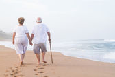 Seniorenpaar Hand in Hand zu Fuß