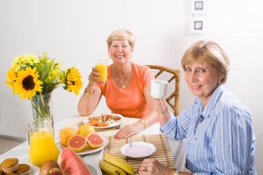 mutlu arkadaş having kahvaltı