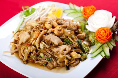 Tay tarzı noodle stir fry etli