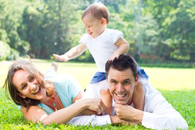 Dışarıda mutlu bir aile