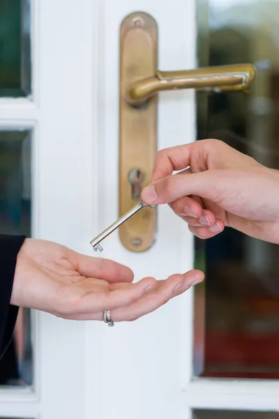 Handing over the house key — Stock Photo, Image