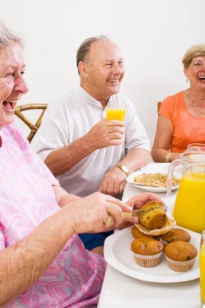 Heureux amis aînés prendre le petit déjeuner — Photo