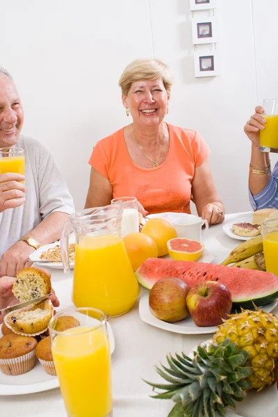 Happy friends having breakfast together — Stock Photo, Image