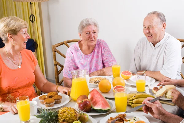 Amici anziani che fanno colazione insieme — Foto Stock