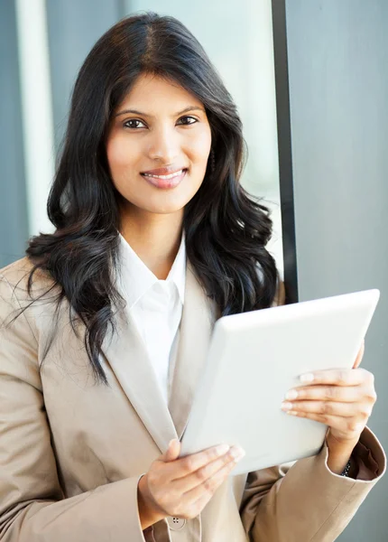 Jonge Indiase zakenvrouw met tablet pc — Stockfoto