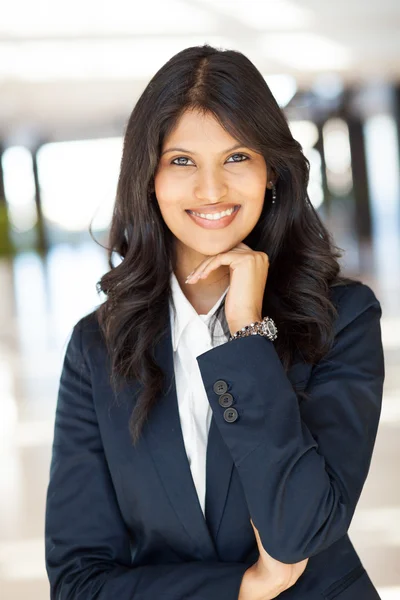 Jeune femme d'affaires indienne — Photo