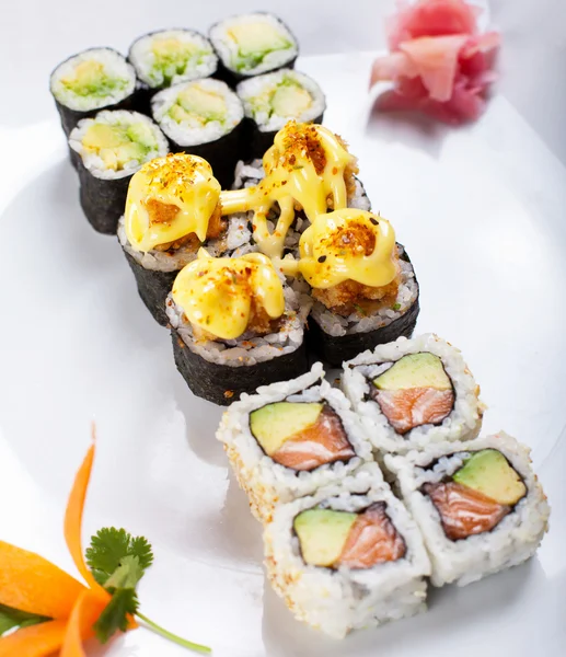 Rouleaux de sushi japonais — Photo