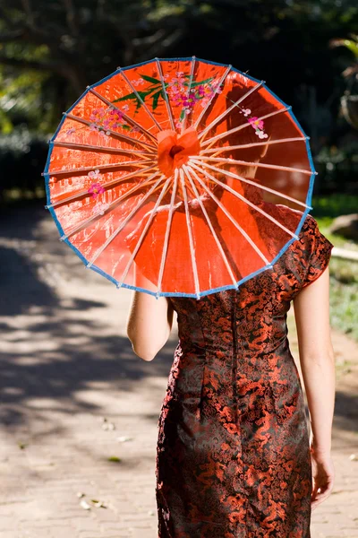 Traditionelle chinesische Schönheit mit Regenschirm — Stockfoto