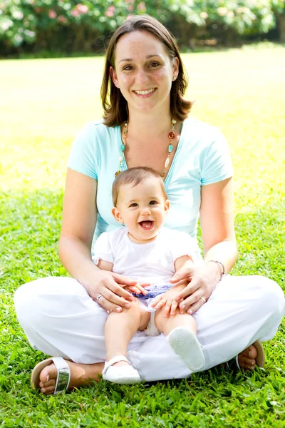 Feliz madre y bebé al aire libre — Foto de Stock