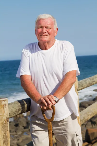 Portrét starší muž, který držel hůl — Stock fotografie