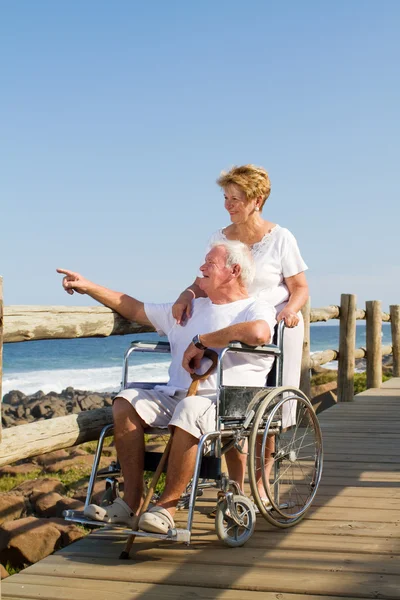 Liefdevolle senior koppel op strand — Stockfoto