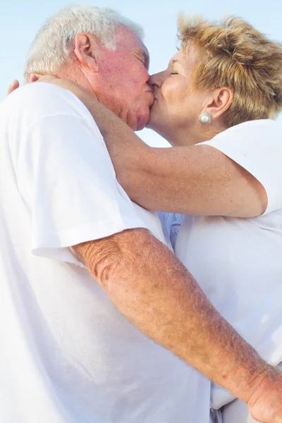 Senior couple kissing — Stock Photo, Image