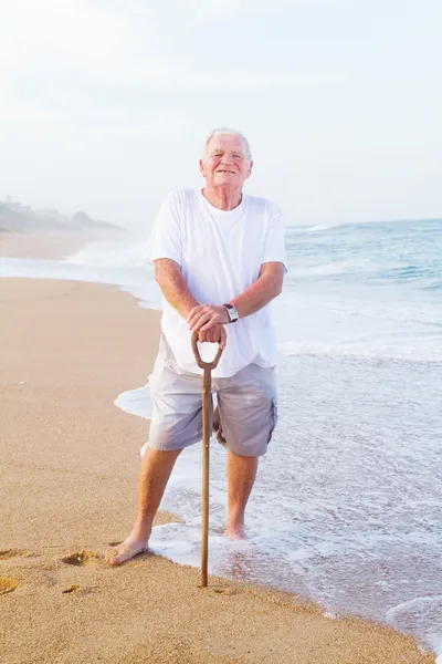 Homme âgé tenant une canne à pied — Photo