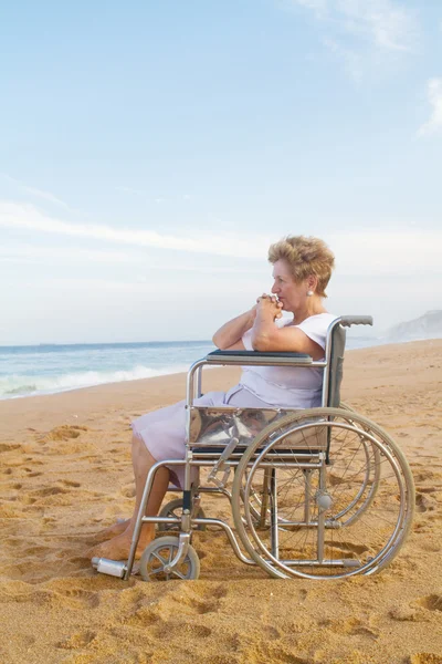 Femme handicapée âgée assise en fauteuil roulant — Photo